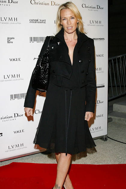 Estelle Lefébure en robe noire et veste courte