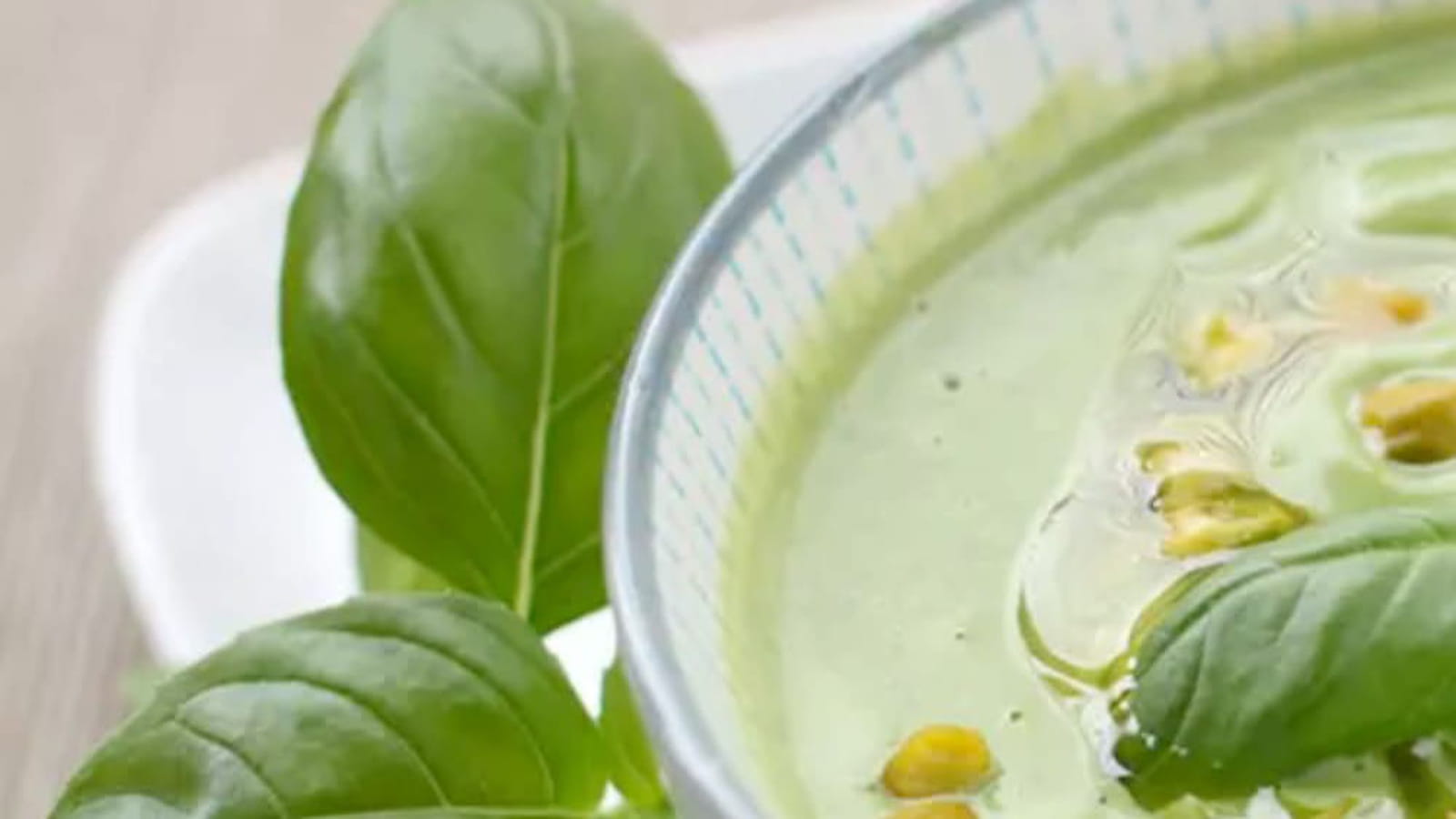 Soupe froide de courgettes, basilics et pistaches