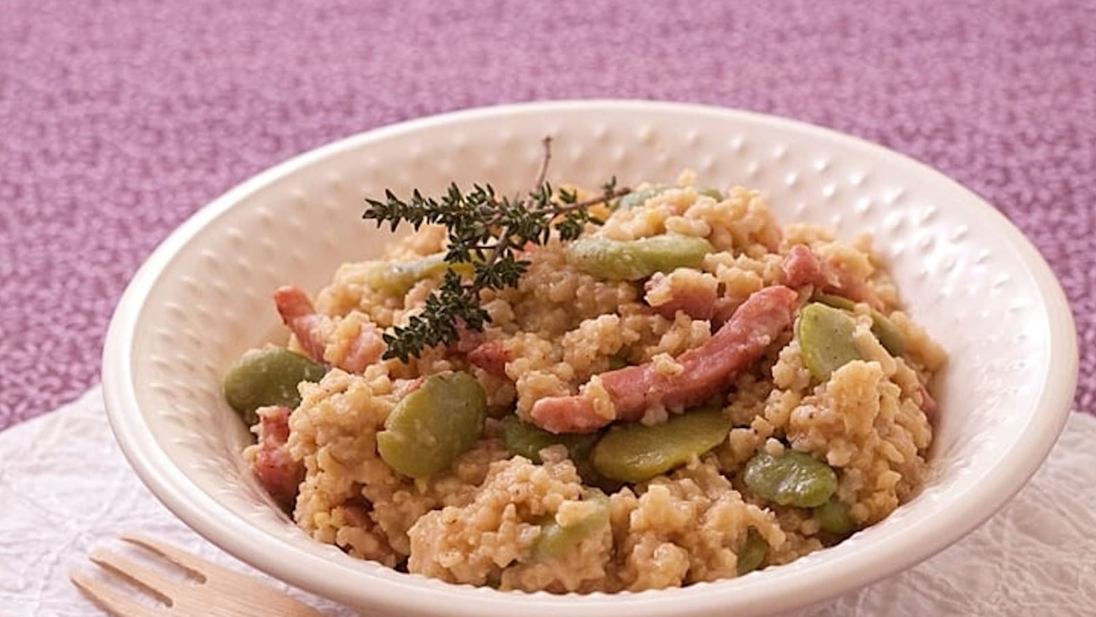 Risotto de millet aux lardons et fèves