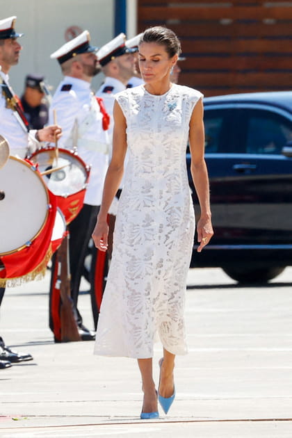 Letizia d'Espagne en longue robe blanche transparente