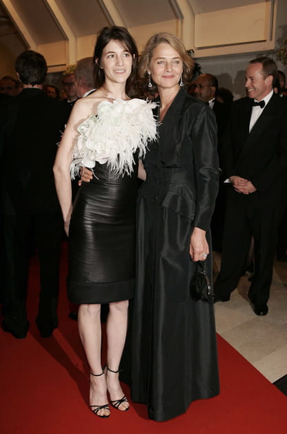Charlotte Gainsbourg en robe &agrave; plumes noir et blanc Balenciaga