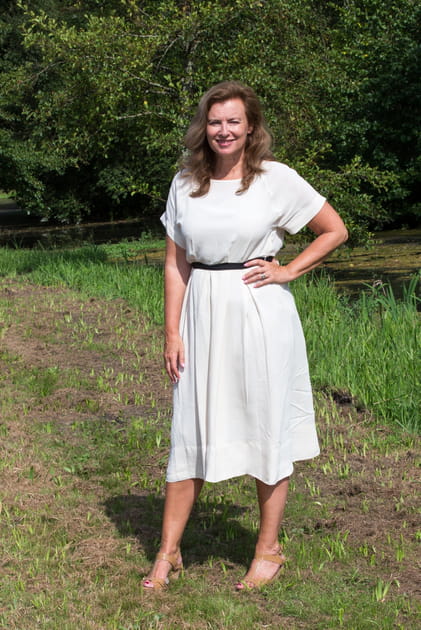 Valerie Trierweiler en robe blanche ceintur&eacute;e
