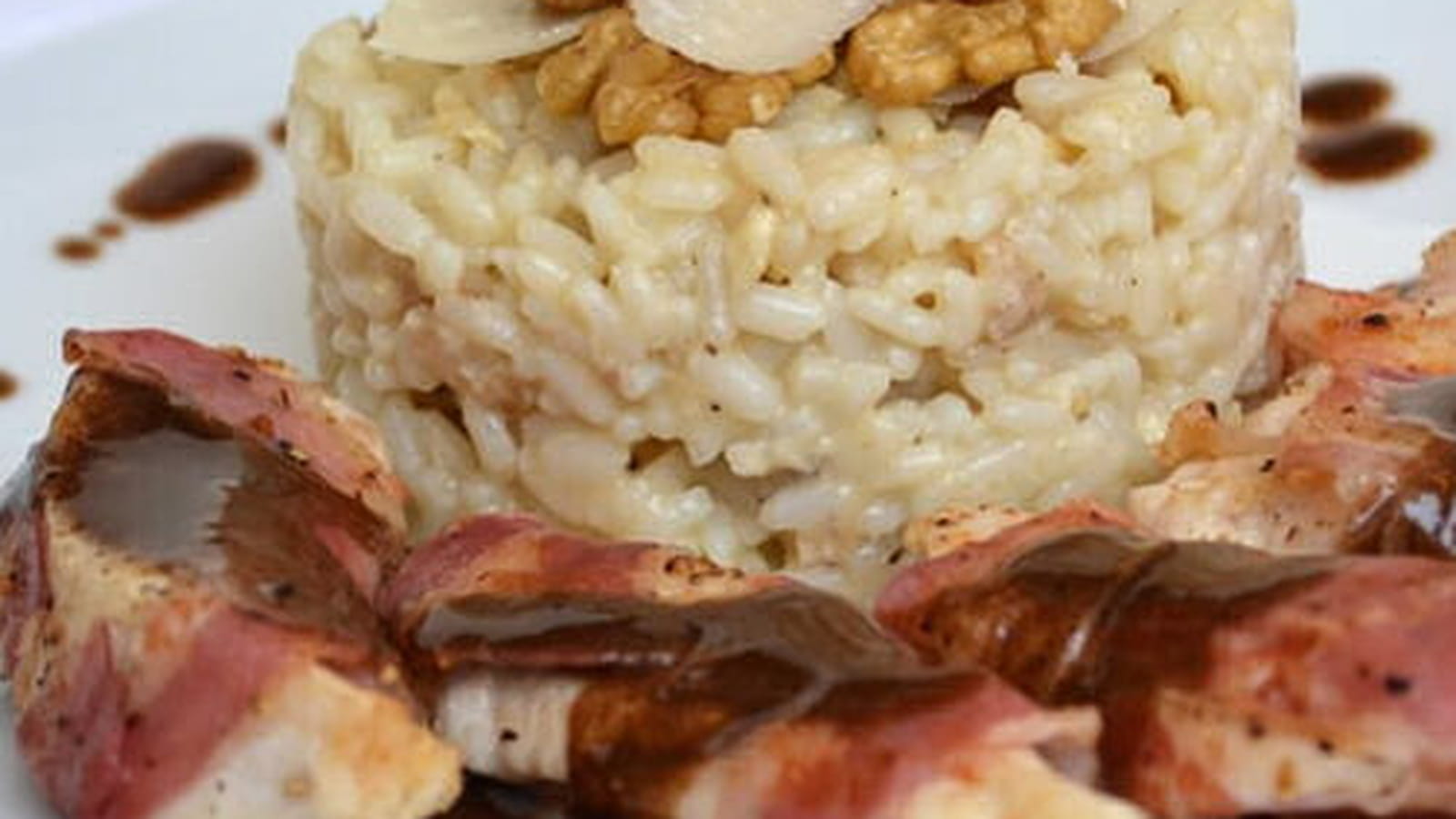 Poulet à la pancetta, risotto aux noix et parmesan, sauce au balsamique