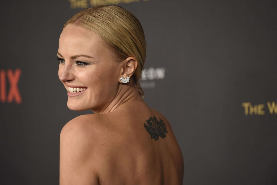 La fleur de lotus tatou&eacute;e dans le dos de Malin Akerman