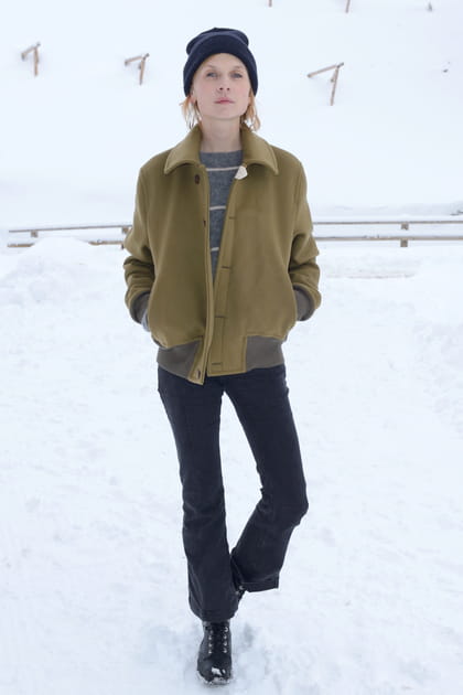 Cl&eacute;mence Po&eacute;sy en jean flare noir et bonnet