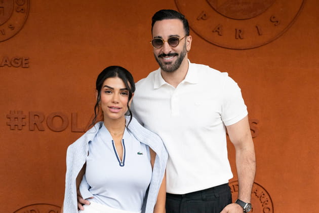 Adil Rami prend la pose au bras de sa compagne &agrave; Roland-Garros