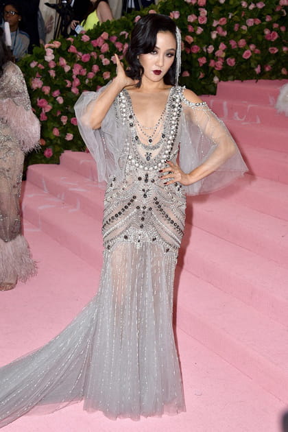 Constance Wu en robe transparente à traîne et à bijoux Marchesa