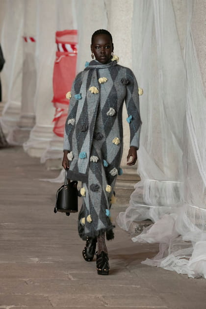 Robe pull grise &agrave; losanges et pampille aper&ccedil;ue sur le d&eacute;fil&eacute; Etro