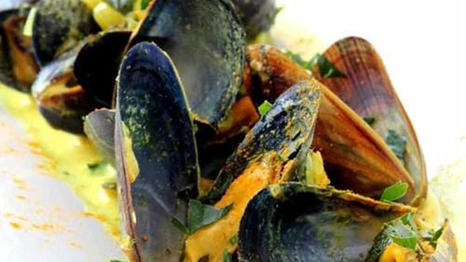 Moules à la crème au curry et à la coriandre