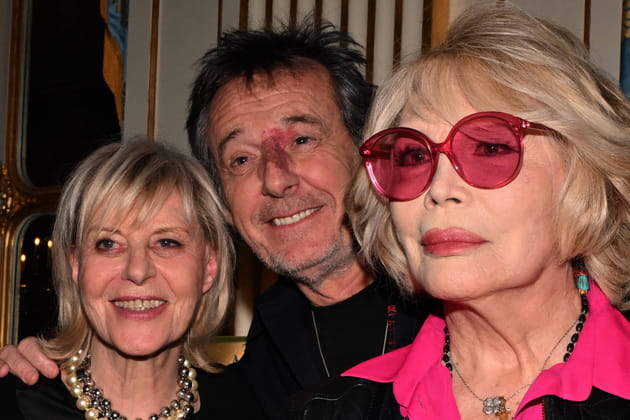 Chantal Ladesou tout sourire aupr&egrave;s de Jean-Luc Reichmann et Amanda Lear
