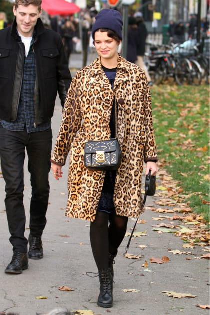 Pixie Geldof en manteau 3/4&nbsp;l&eacute;opard