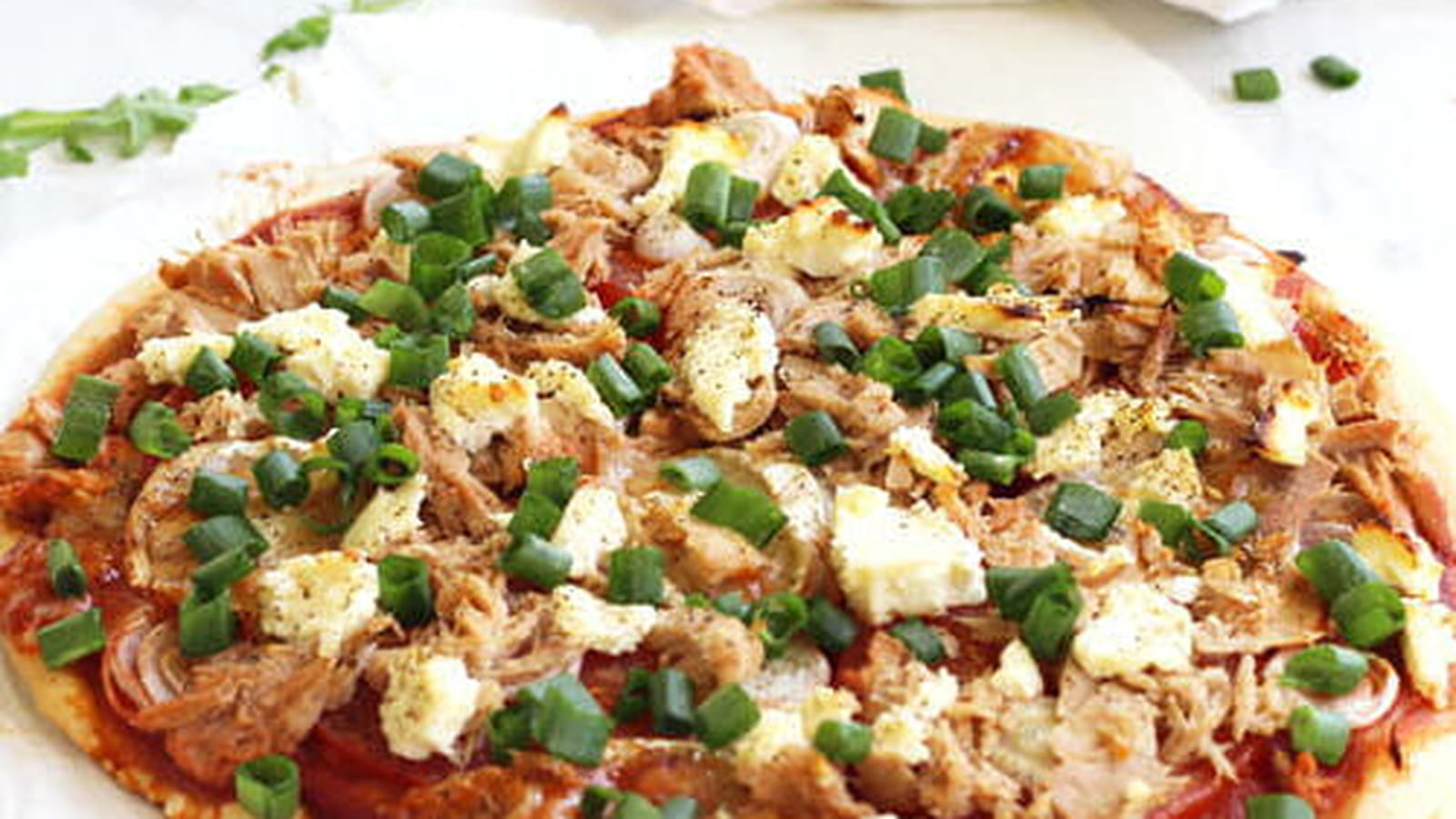 Pizza au thon, chèvre, oignon nouveau et tomate