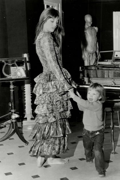 Jane Birkin en longue robe imprim&eacute;e &agrave; volants