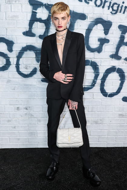 Esther Rose McGregor en costume noir d&eacute;collet&eacute;