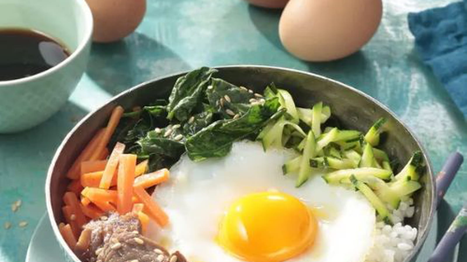 Bibimbap coréen aux épinards, courgettes et carottes