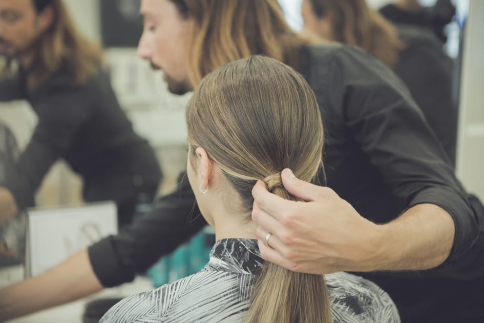 Faire une queue de cheval lisse