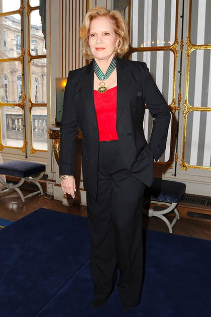 Sylvie Vartan en costume noir et T-shirt rouge