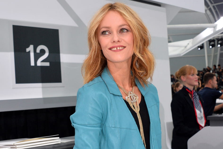 Le carr&eacute; mi-long blond dor&eacute; de Vanessa Paradis
