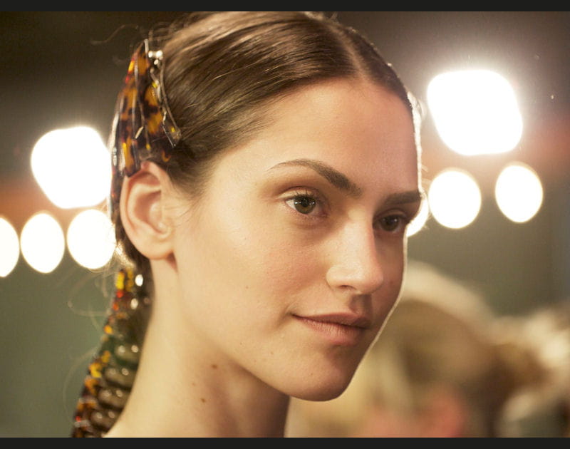 Du nude et des sourcils bien dessin&eacute;s