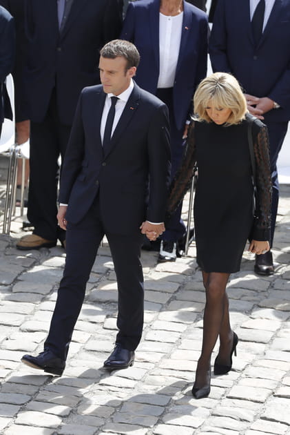 Brigitte Macron en robe noire aux manches transparentes
