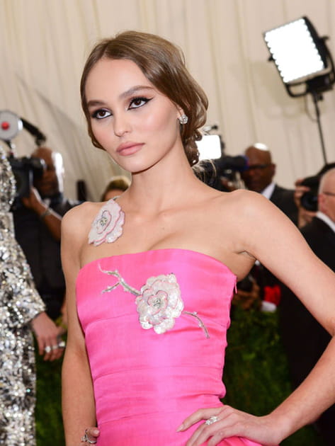 Le chignon loose de Lily-Rose Depp