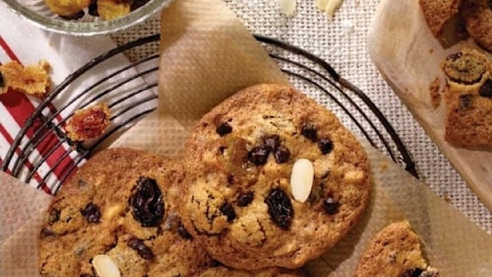 Cookies aux noix, amandes, raisins et chocolat
