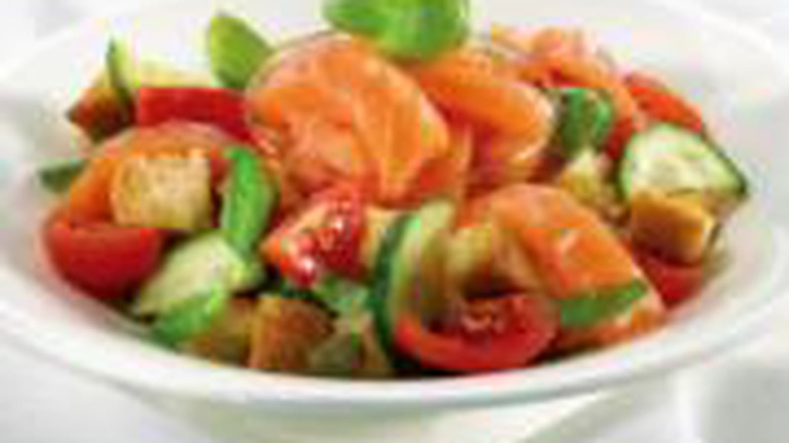 Saumon fumé et salade Panzanella