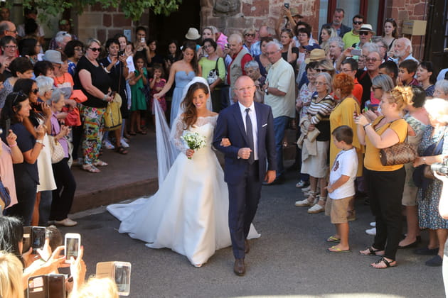 Emilie Broussouloux arrive au bras de son père