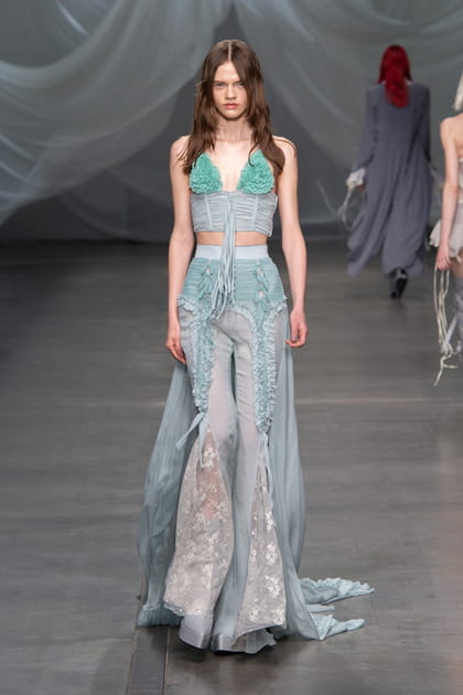 Pantalon et top en dentelle bleu pastelle aper&ccedil;us sur le d&eacute;fil&eacute; Aniye Records