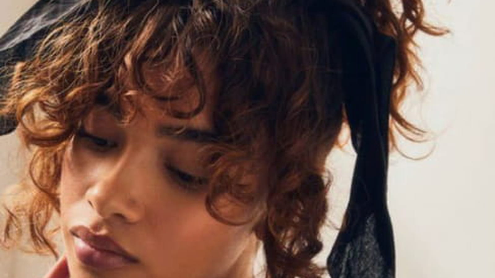 Frange sur cheveux bouclés