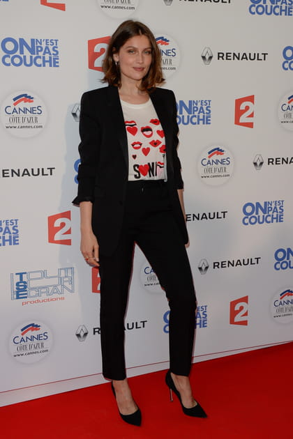 Laetitia Casta en costume noir et T-shirt &agrave; motifs c&oelig;ur