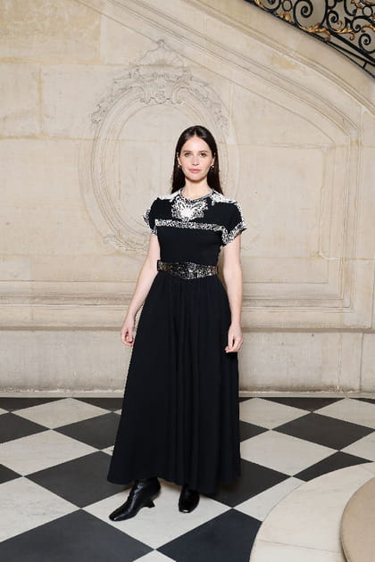 Felicity Jones en robe noire &agrave; d&eacute;tails blancs&nbsp;au d&eacute;fil&eacute; Dior haute couture printemps-&eacute;t&eacute; 2024