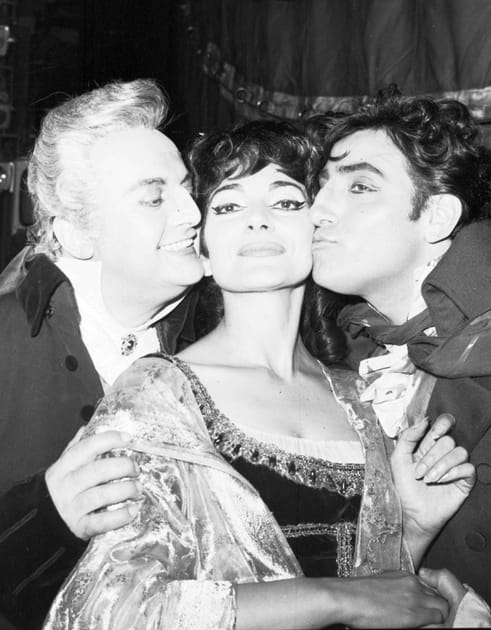 Entour&eacute;e des stars de l'op&eacute;ra Tito Gobbi et Renato Cioni