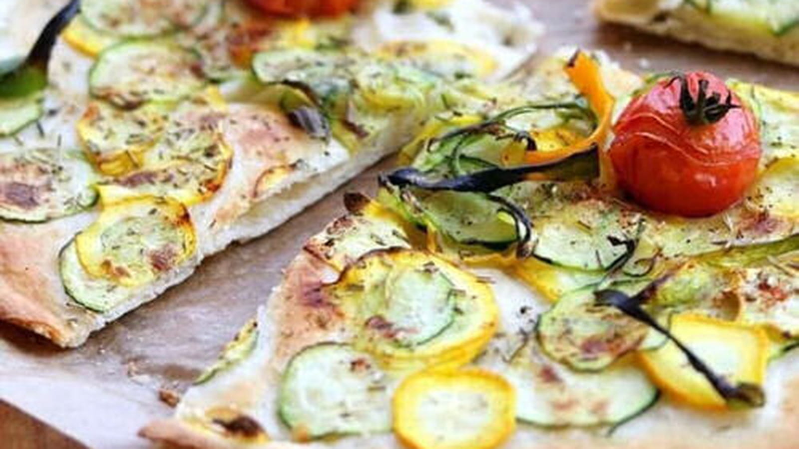 Pizza végétalienne aux courgettes et les herbes de la Garrigue