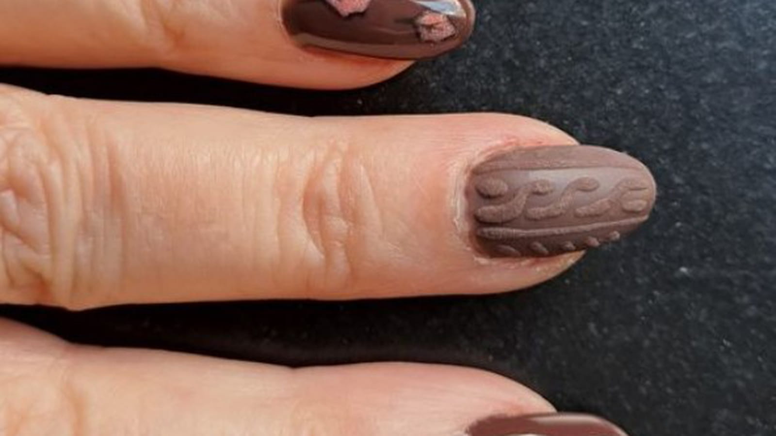 Ongles effet pull marron
