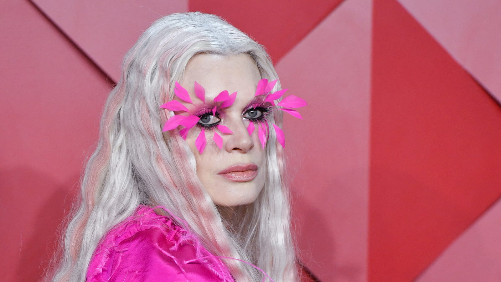 Kristen McMenamy et ses cils à fleurs 