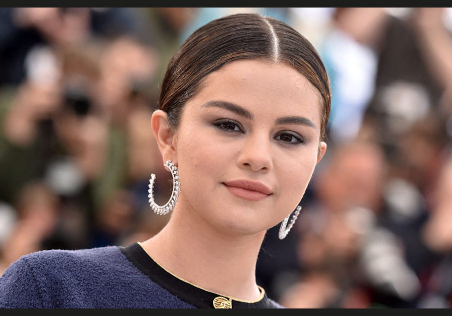 Le chignon plaqu&eacute; de Selena Gomez