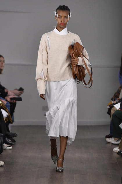 Robe chemise midi et pull beige aper&ccedil;us sur le d&eacute;fil&eacute; Eudon Choi