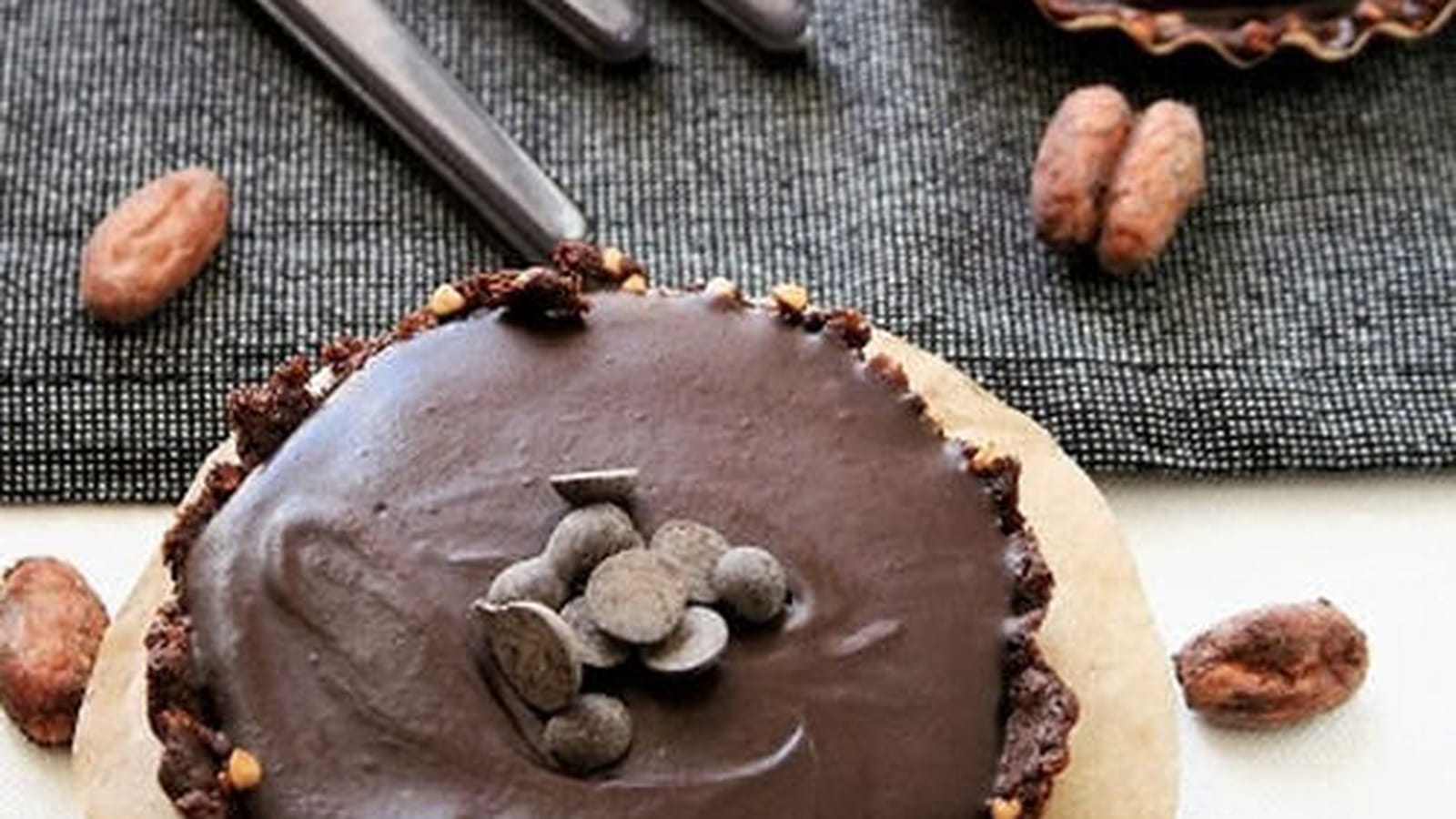 Tartelettes au chocolat, pâte aux dattes-kasha sans gluten, sans oeufs et sans lait