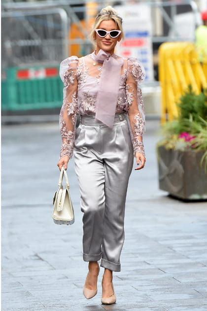 FLOP : Ashley Roberts en look girly satiné