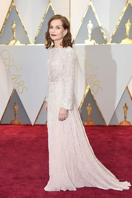 Isabelle Huppert en robe longue ivoire à sequins