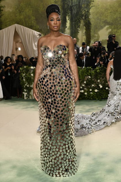 Brillance et transparence&nbsp;: Venus Williams semble v&ecirc;tue de pi&egrave;ces de monnaie