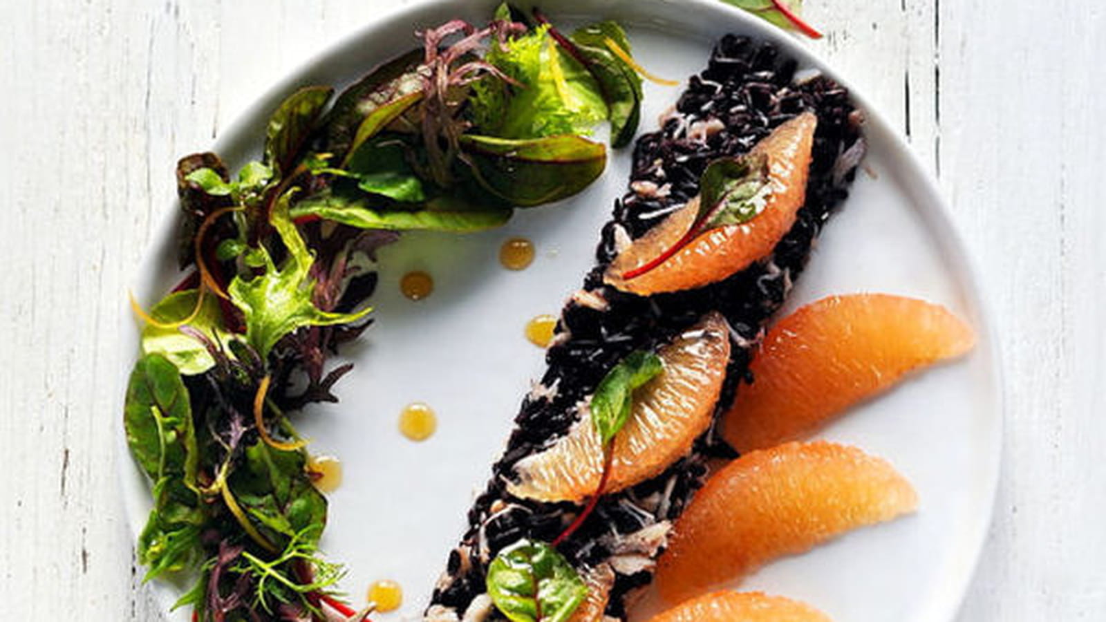Salade de crabe et riz noir au pamplemousse