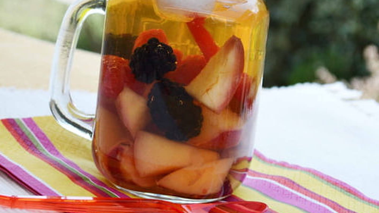 Thé glacé aux pêches, mûres et framboises