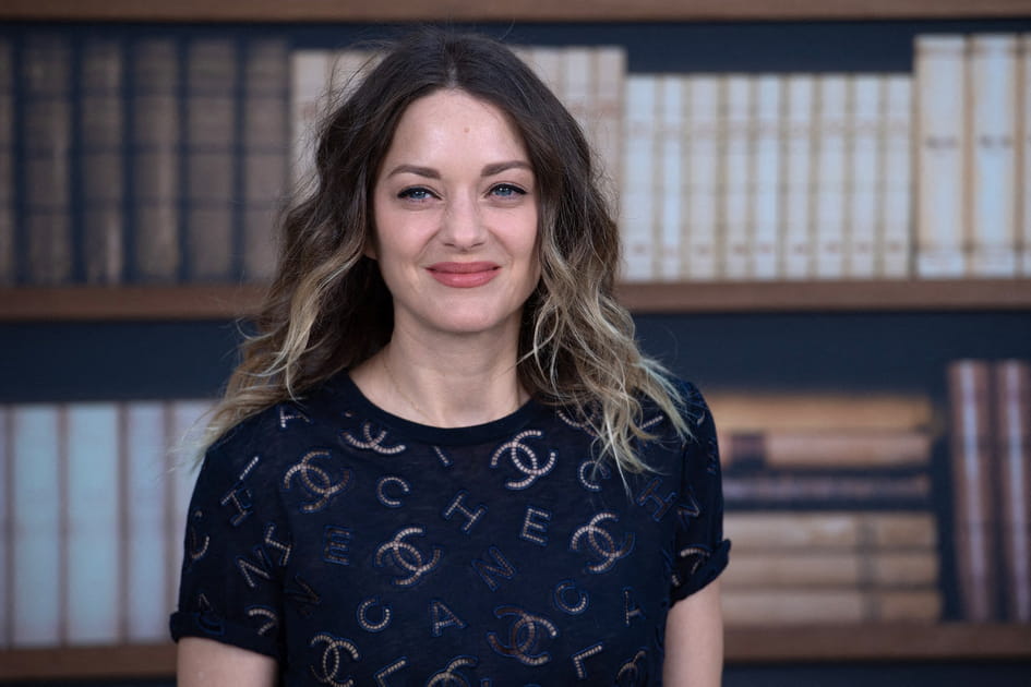 Raie au milieu et tie &amp; dye de Marion Cotillard