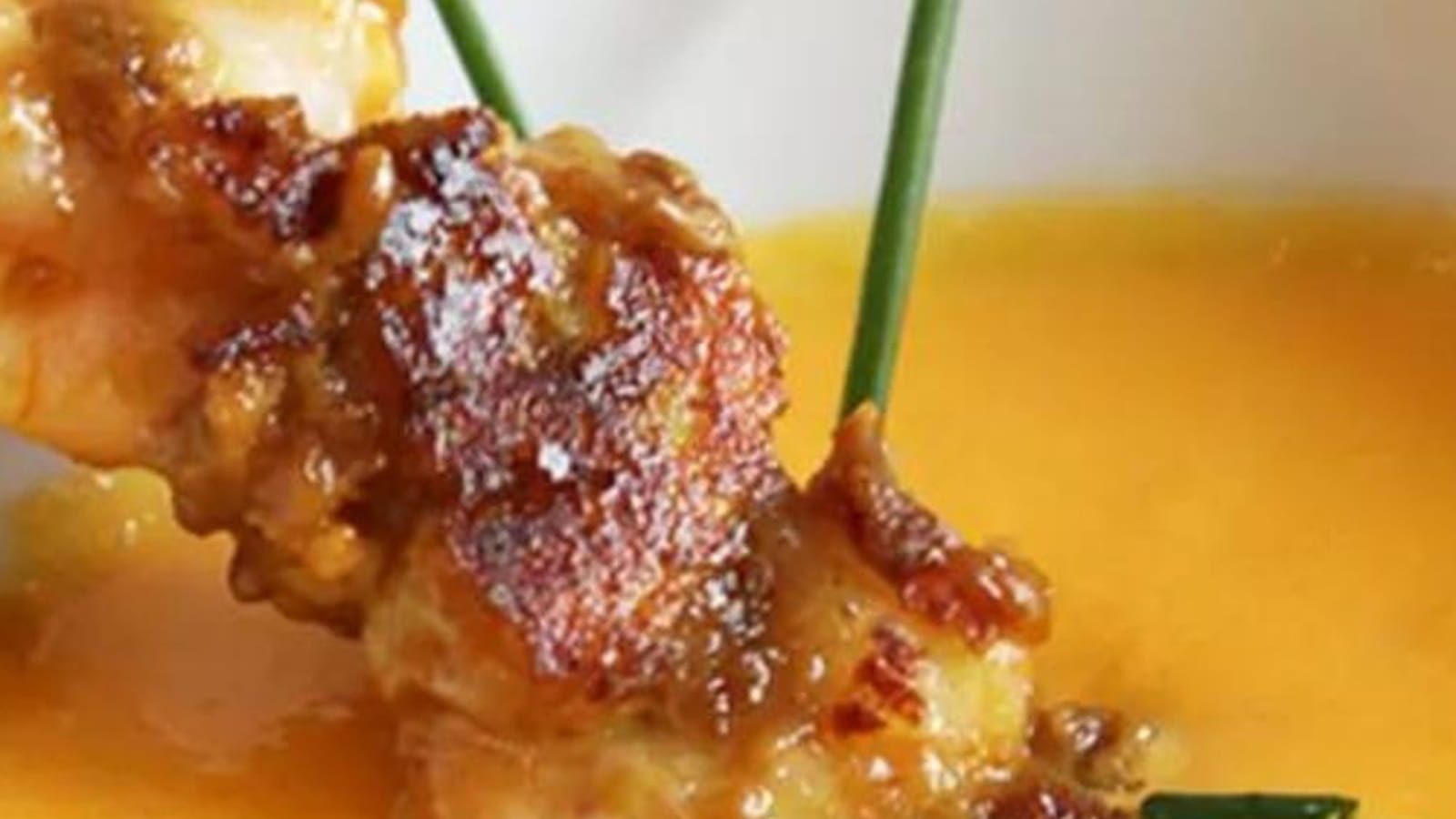Soupe froide jaune et brochettes satay