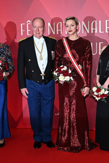 Charlène de Monaco en robe à sequins rouges et manches longues Didier Angelo