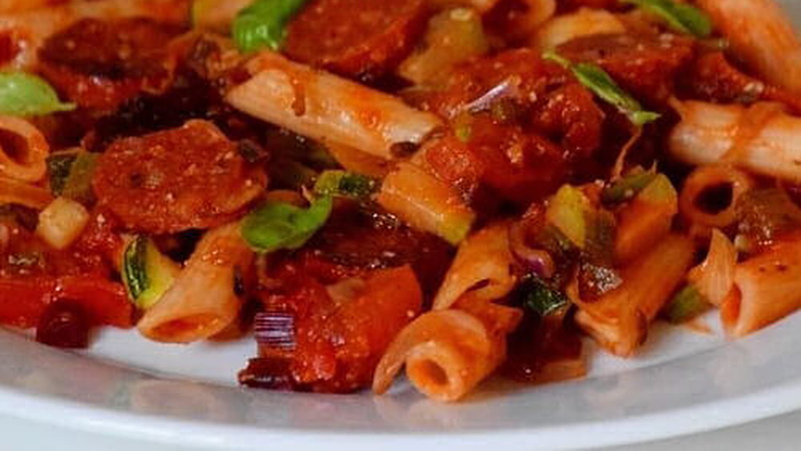 Pâtes penne, chorizo, courgette et fanes de betteraves rouges