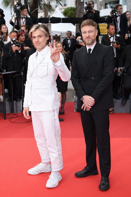 Orelsan en costume blanc à surpiqûres contrastantes Dior