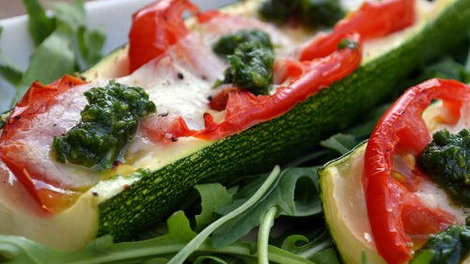 Courgettes gratinées aux tomates et à la mozzarella, pesto de roquette